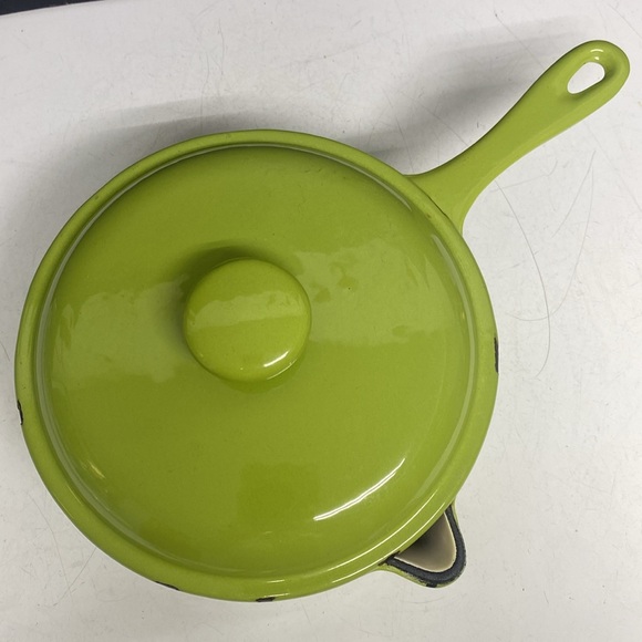 American Collection Enameled Cast Iron Pan with Lid - Picture 7 of 17